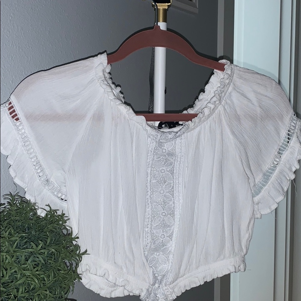 S White ruffled/laced and flowy crop top